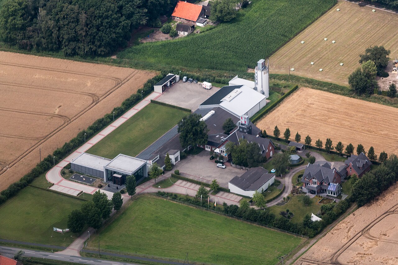 Luftaufnahme einer Tischlerei mit umliegenden Feldern in Havixbeck