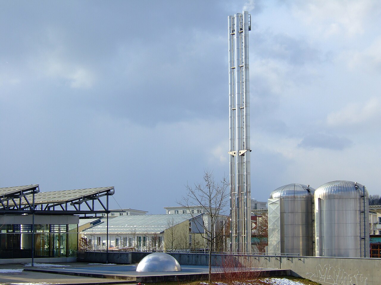 Industrieanlage mit Solarkollektoren und dampfender Metallkonstruktion