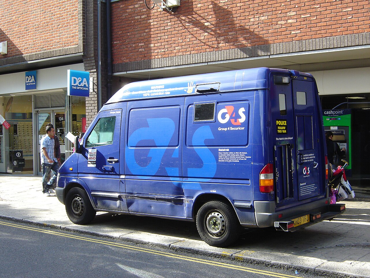 Blauer G4S-Transporter vor einem Gebäude