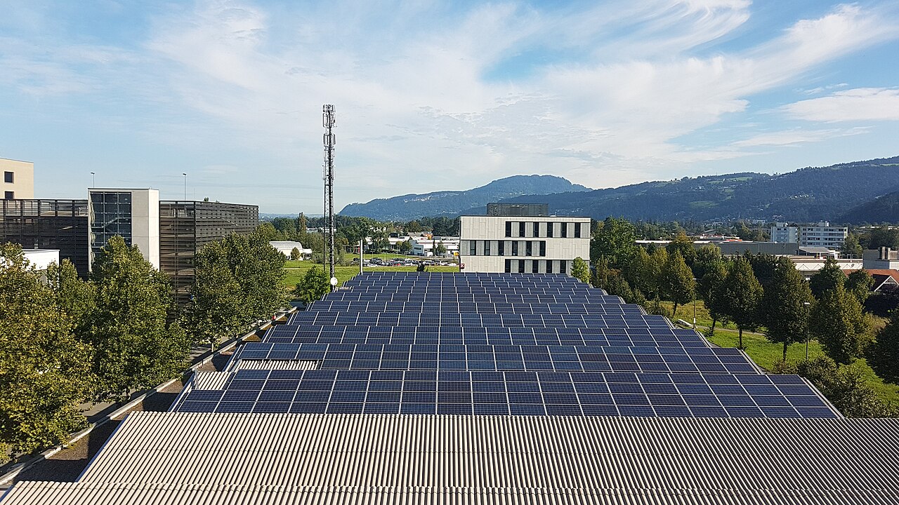 Photovoltaikanlage auf einem großen geneigten Dach eines Gewerbegebäudes in Dornbirn