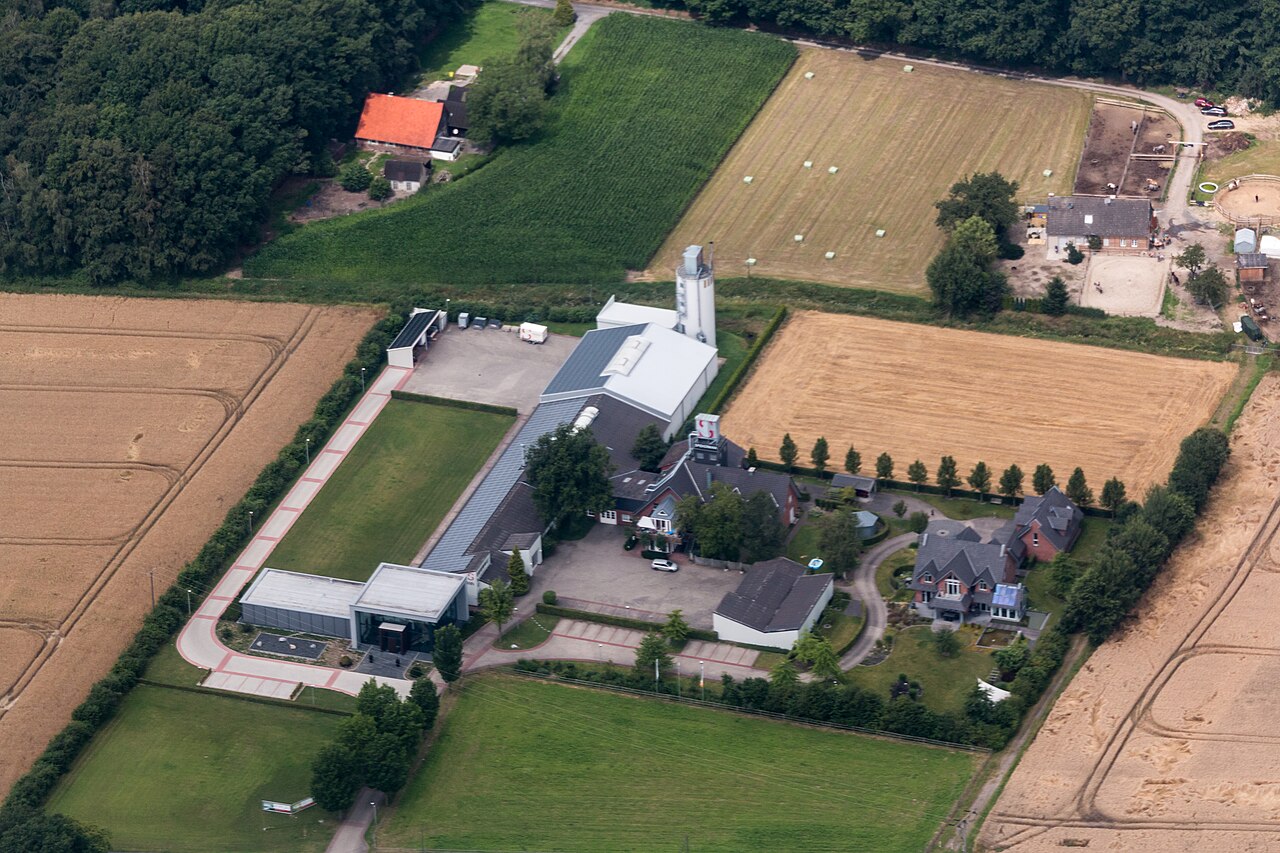 Luftbild einer Tischlerei mit Werkstatt, Silo und Hofflächen in ländlicher Umgebung