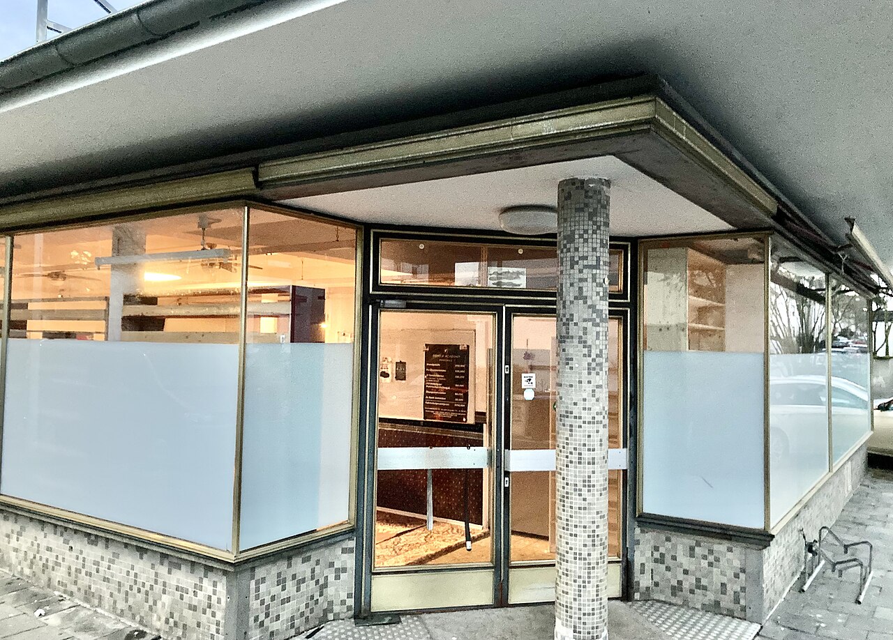 Ehemaliges Ladenlokal mit Schaufenstern und Glastür in Bonn
