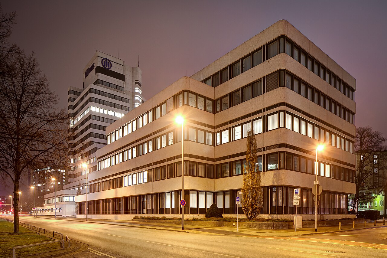 Nächtliche Bürogebäude in Hannover, Deutschland