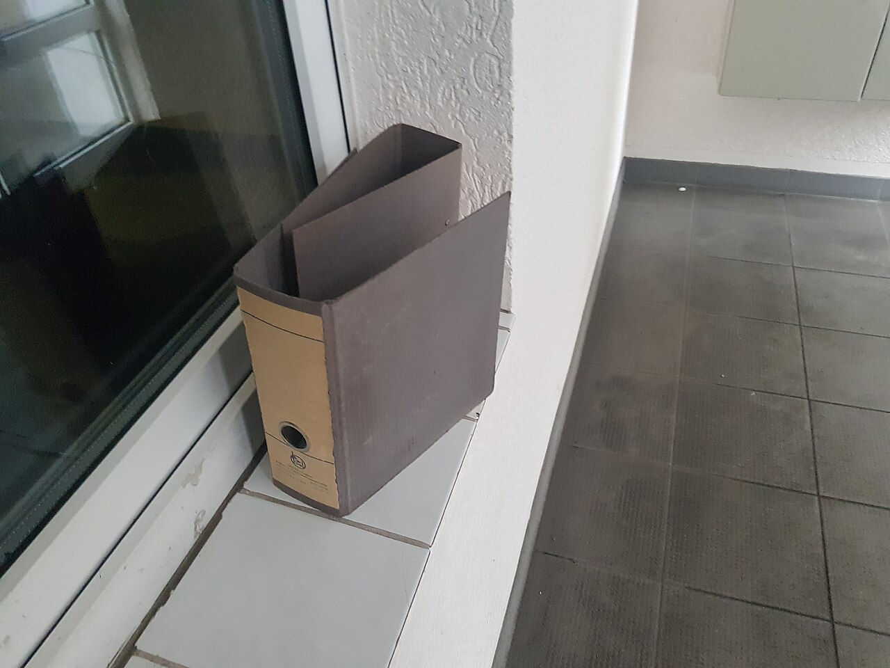 Leerer grauer Stehsammler auf einer Fensterbank