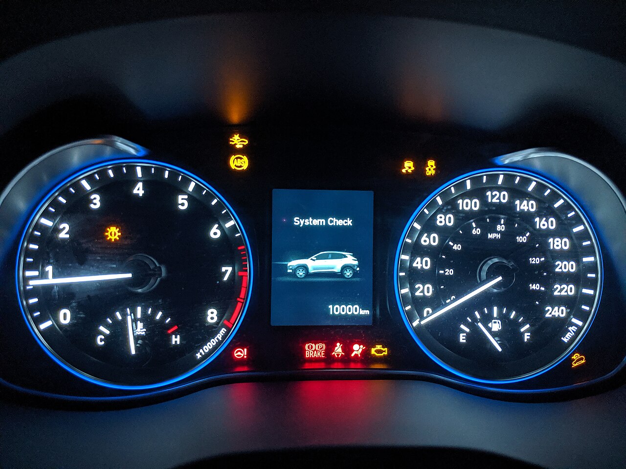 Auto-Kombiinstrument mit Tacho und Kilometerstand 10000 km