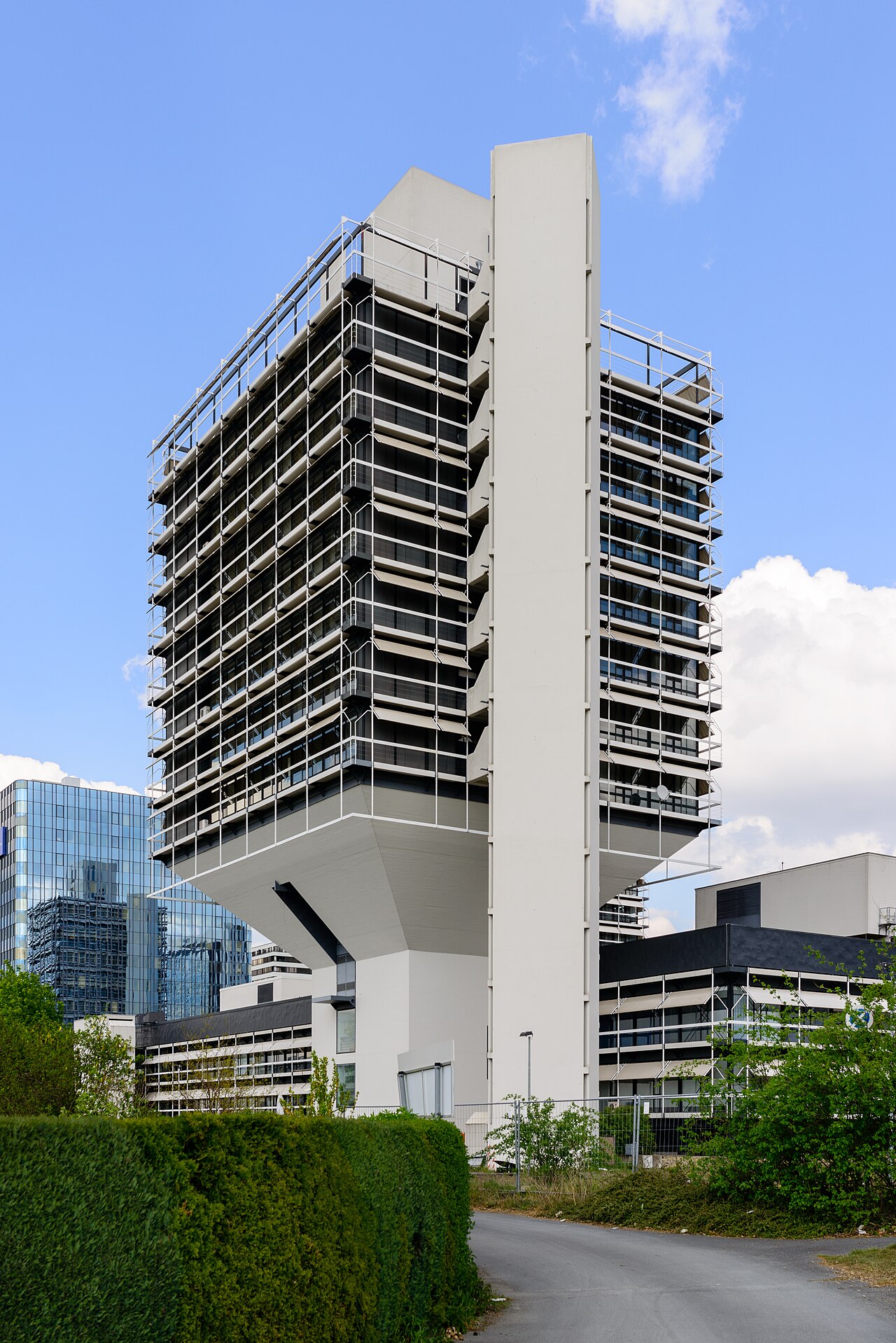 Bürohochhaus mit auskragendem Obergeschoss in Frankfurt am Main
