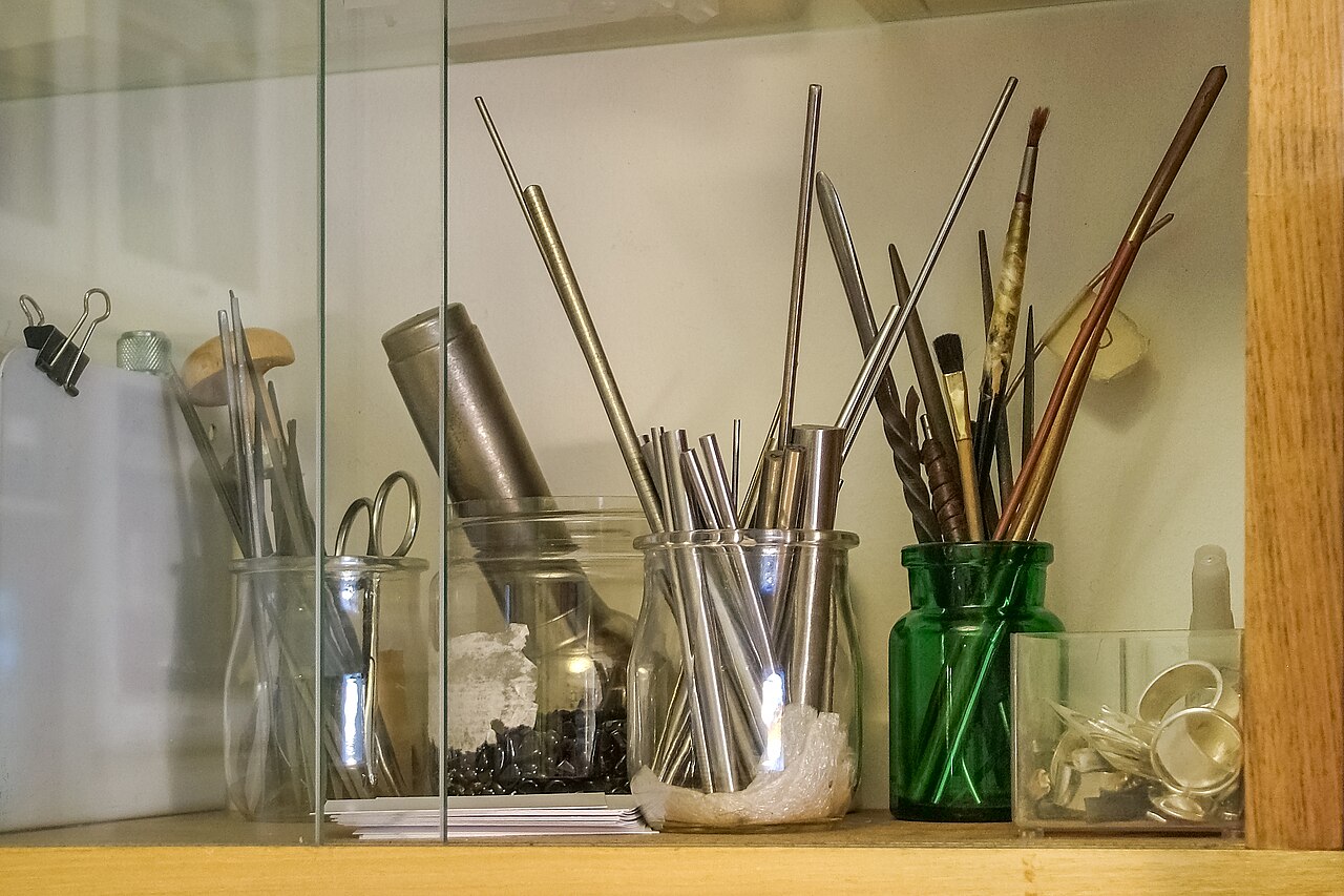Werkzeugregal in einer Silberschmiede-Werkstatt