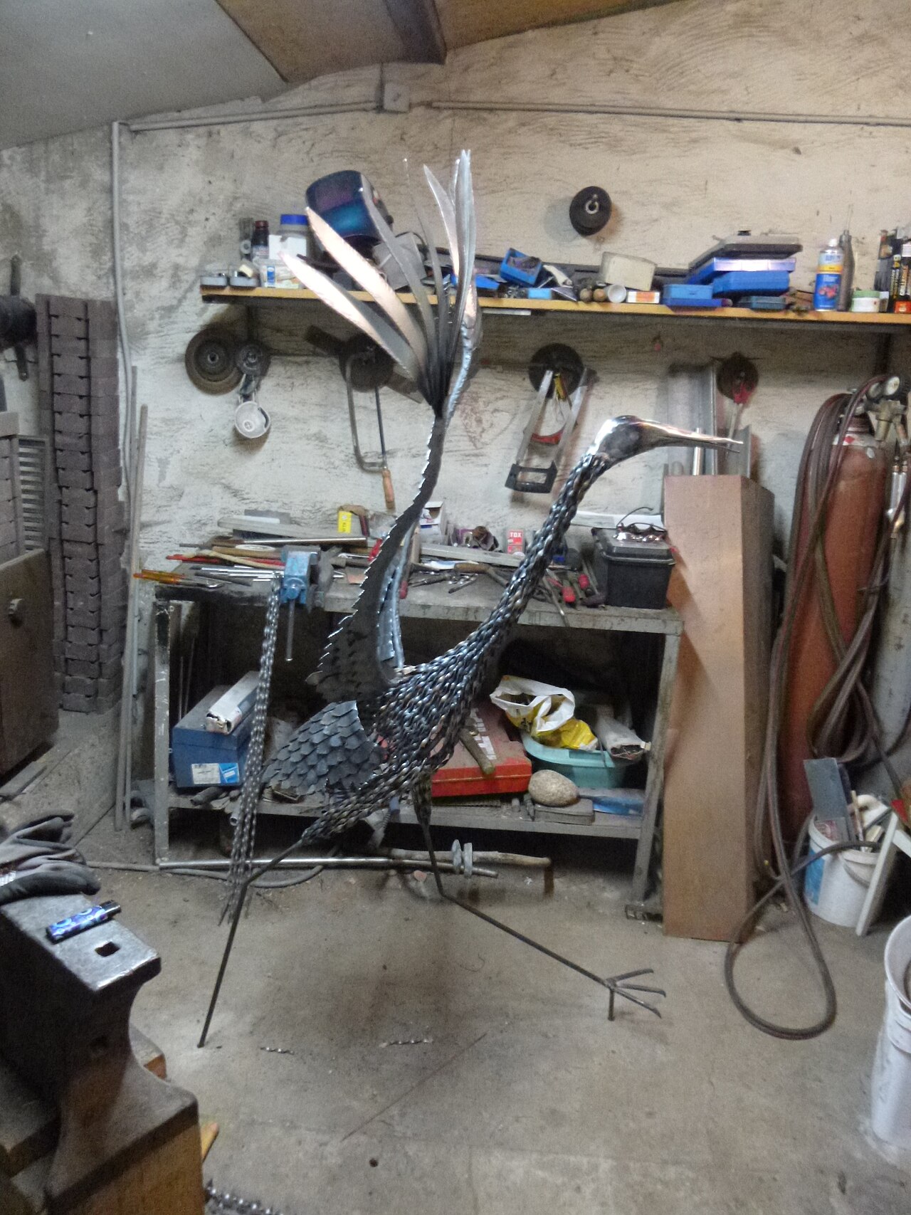 Metallvogel-Skulptur in einer Handwerkswerkstatt