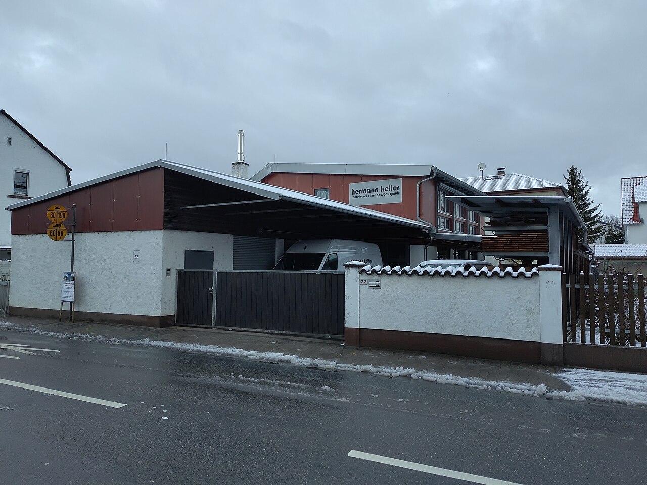 Straßenansicht einer Schreinerei in Mainz-Laubenheim mit Firmenschild und Lieferwagen